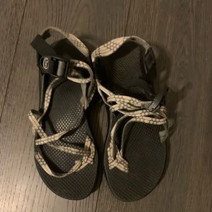 crossed toe Chacos